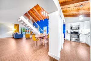 eine Küche und ein Wohnzimmer mit Tisch und Stühlen in der Unterkunft Sunset Haven with Saltwater Pool & mins to beach in Delray Beach