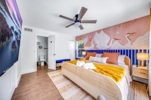 ein Schlafzimmer mit einem großen Bett und einem Deckenventilator in der Unterkunft Sunset Haven with Saltwater Pool & mins to beach in Delray Beach + 51 Fotos