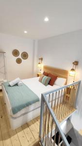 una camera da letto con un letto grande e una scala di Loft acogedor junto al Roig Arena a Valencia