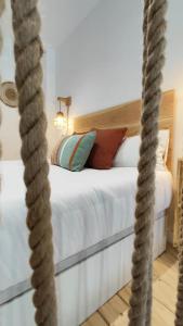 un letto a specchio in una camera da letto di Loft acogedor junto al Roig Arena a Valencia