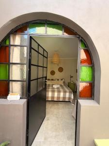 una porta che conduce a una camera con letto di Casa Josefina Hotel Boutique a Olavarría