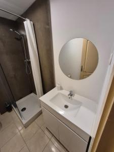 Et badeværelse på EcoStay Portela Center