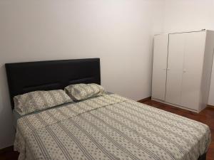 En eller flere senge i et værelse på Apartamento T2 Odivelas remodelado