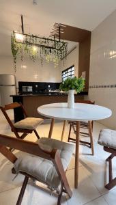 ein Tisch und Stühle in einem Raum mit Küche in der Unterkunft Bela Casa Em Caldas Novas in Caldas Novas