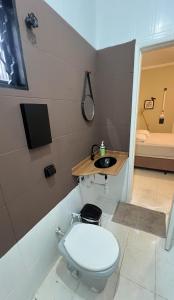 ein Badezimmer mit Toilette und Waschbecken in der Unterkunft Bela Casa Em Caldas Novas in Caldas Novas + 14 Fotos