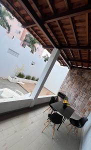 eine Terrasse mit einem Tisch und Stühlen auf dem Dach in der Unterkunft Bela Casa Em Caldas Novas in Caldas Novas