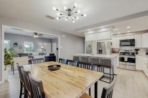 Nhà bếp/bếp nhỏ tại Seguin River Haus +28 ảnh