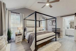 Giường trong phòng chung tại Seguin River Haus