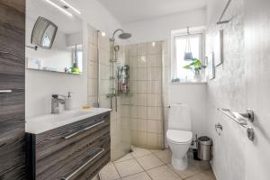 Et badeværelse på Cozy home for a family for stay + 11 billeder