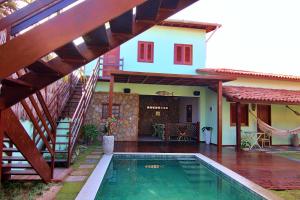 a house with a swimming pool in the yard at Pousada Jurará e Vila Jurará in Atins