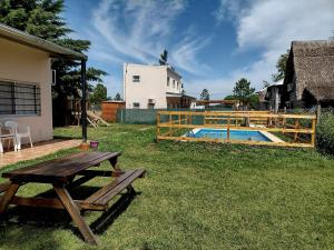 un cortile con tavolo da picnic e piscina di Ohana PGB a Gualeguaychú
