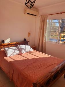 una camera da letto con un letto grande con una finestra di Ohana PGB a Gualeguaychú