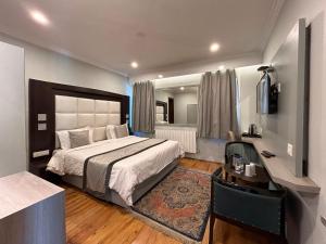 ein Schlafzimmer mit einem großen Bett und einem Schreibtisch und einem Schreibtisch in der Unterkunft Forest Hill Resorts in Pahalgām