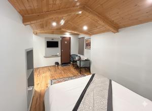 ein Schlafzimmer mit einem Bett und einer Holzdecke in der Unterkunft Forest Hill Resorts in Pahalgām