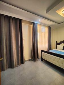 En eller flere senge i et værelse på Camellia Homes