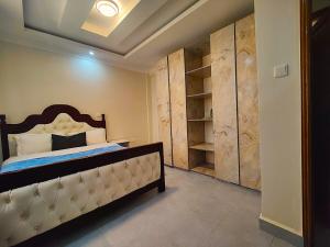 En eller flere senge i et værelse på Camellia Homes