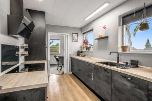 Køkken eller tekøkken på Cozy home for a family for stay