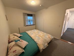 En eller flere senge i et værelse på Cozy home for a family for stay