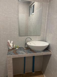 ein Badezimmer mit Waschbecken und Spiegel in der Unterkunft Little Bailan Retreat - Jungle View in Ban Bang Bao