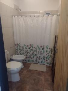 un bagno con un water e una tenda da doccia di Ohana PGB a Gualeguaychú Altre 8 foto