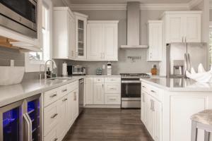 Η κουζίνα ή μικρή κουζίνα στο Evershore House -Pool, Parking, Dock!