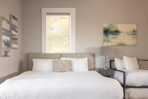 Ένα ή περισσότερα κρεβάτια σε δωμάτιο στο Evershore House -Pool, Parking, Dock! +28 φωτογραφίες