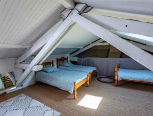 Et opholdsområde på Countryside Gite with Pool with Views + 4 billeder