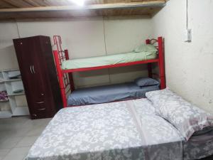 En eller flere senge i et værelse på CASA CON PILETA Selecciona casa, Loft o pieza + 31 billeder