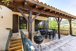 En balkon eller terrasse på Countryside Gite with Pool with Views