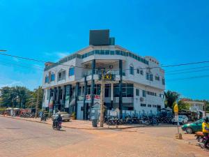 ein großes weißes Gebäude an der Ecke einer Straße in der Unterkunft Hotel Divines Graces Residence Inn in Agblangandan