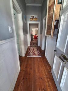een hal van een huis met een hardhouten vloer bij Imany house in Kaapstad