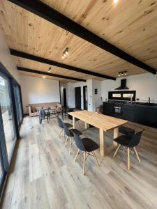 Großes Zimmer mit einem Holztisch und Stühlen. in der Unterkunft Increíble casa con vista al lago in Licán Ray