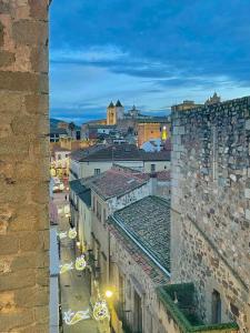 ein Blick auf eine Stadt bei Nacht mit Gebäuden in der Unterkunft La Recoleta cent AT-CC 00881 in Cáceres