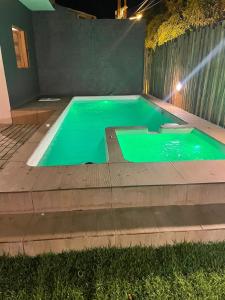 una piscina in un cortile posteriore di notte di Flats da Ilha Max Rev a Marechal Deodoro