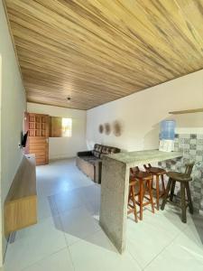 una cucina con bancone in pietra e soffitto in legno di Flats da Ilha Max Rev a Marechal Deodoro