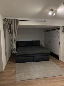 een woonkamer met een bank in een kamer bij Ferienwohnung Arnstadt Ost in Arnstadt