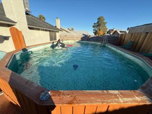 Πισίνα στο ή κοντά στο Vegas house with pool