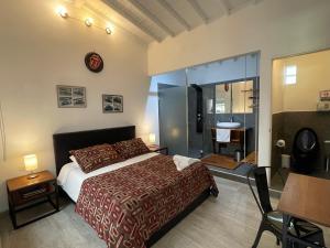 a bedroom with a large bed and a bathroom at Hotel Casa Azul Jardín in Jardin