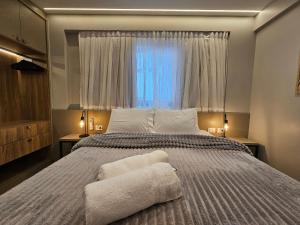 een slaapkamer met een groot bed en een raam bij NOVO e Impecável • 1 Quarto • pertinho do LETREIRO in Tambaú +52 foto's