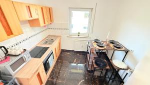 une petite cuisine avec une table et un évier dans l'établissement Apartment Unterkunft Baron, à Fürth