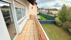 - un balcon avec vue sur la cour dans l'établissement Apartment Unterkunft Baron, à Fürth