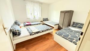 une chambre avec deux lits et une fenêtre dans l'établissement Apartment Unterkunft Baron, à Fürth 3 autres photos