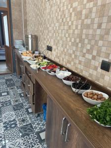 SeyhanNew Sirius Otel的摆满许多盘食物的自助餐线