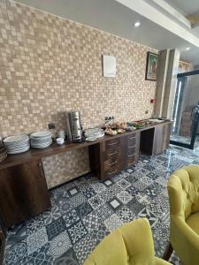 SeyhanNew Sirius Otel的厨房配有带盘子的柜台 更多4张照片