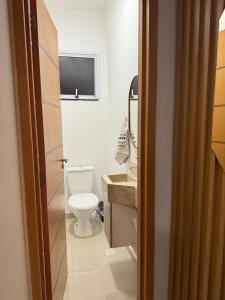 een badkamer met toilet en wastafel bij Triplex in Village - Santos SP in Santos +17 foto's