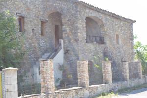 un bâtiment en briques avec un escalier sur le côté dans l'établissement Le Mas Hauregard, à La Celle-sous-Gouzon