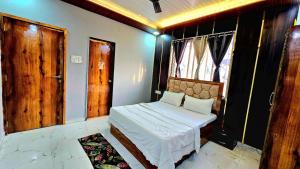 Postel nebo postele na pokoji v ubytování ll EMPYREAN STAY ll SUPREME VILLA ll 3BHK II PVT POOL II MINI BAR AREA II AC + 55 fotografií