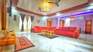 Posezení v ubytování ll EMPYREAN STAY ll SUPREME VILLA ll 3BHK II PVT POOL II MINI BAR AREA II AC