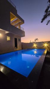 Swimmingpoolen hos eller tæt på ll EMPYREAN STAY ll SUPREME VILLA ll 3BHK II PVT POOL II MINI BAR AREA II AC