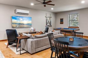 Χώρος καθιστικού στο Lakefront 3BR Retreat with Dock, Kayaks and Fire Pit